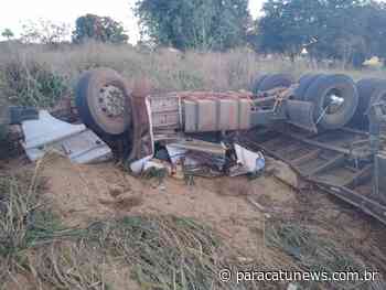 Carreta carregada de soja tomba e mata motorista em Paracatu - Paracatunews