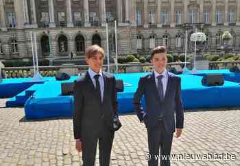 Schoolvrienden Milan en Niel nemen charter in ontvangst in Brussel tijdens nationale viering - Het Nieuwsblad