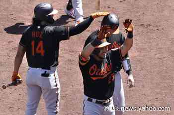 Ruiz, Santander homer, Orioles hold off Red Sox 7-4
