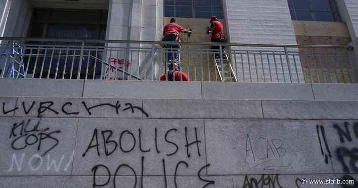 Oakland protesters set fire to courthouse, smash windows