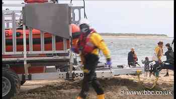 Cludo chwech o bobl i'r ysbyty ar ôl 'digwyddiad' yn Aberdyfi