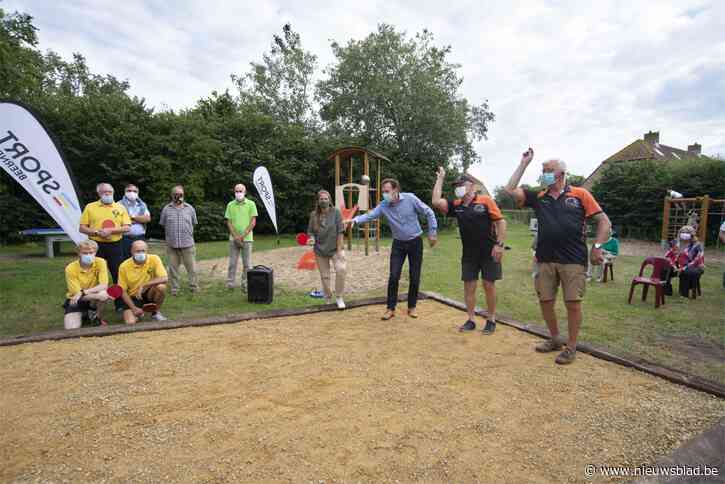 Petanqueveld en tafeltennistafel ingespeeld