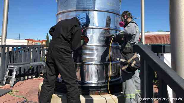 Edmonton gears up for NHL playoffs as teams arrive