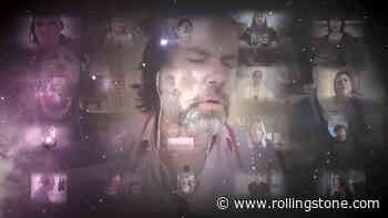 Rufus Wainwright Leads 1,500 Singers in ‘Across the Universe’ Rendition