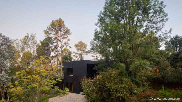 Matte-black house Las Golondrinas is a sanctuary for retirement in Valle de Bravo mountains