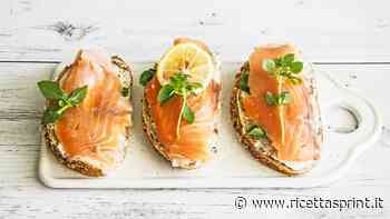Bruschette di salmone e crema di stracchino con erba cipollina, antipasto squisito - RicettaSprint
