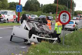 Auto slaat over de kop en landt op dak bij Veenendaal: chauffeur met schrik vrij