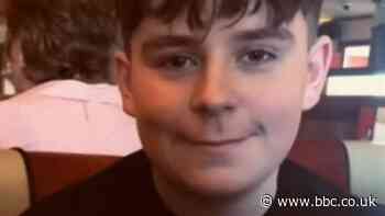 Bachgen, 15, yn cyfaddef gwerthu cyffur i Carson Price