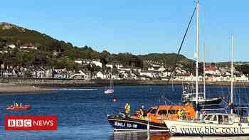 Man crushed by boat at Beacons Jetty flown to hospital
