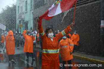 Trabajadoras de limpieza se enfrentan a la Policía en la avenida Abancay | FOTOS - Expreso (Perú)