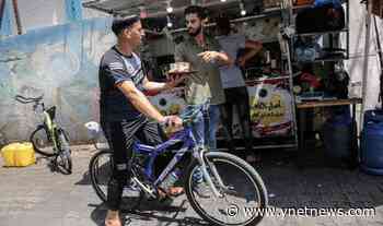 Gazan entrepreneur delivers coffee and tea on bicycle - Ynetnews
