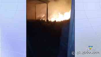 Depósito de material de construção fica destruído após incêndio em Lorena, SP - G1