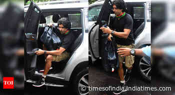 Photos: Farhan Akhtar spotted out in city