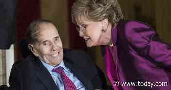Former Presidents Bush, Clinton help celebrate Bob and Elizabeth Dole's birthdays
