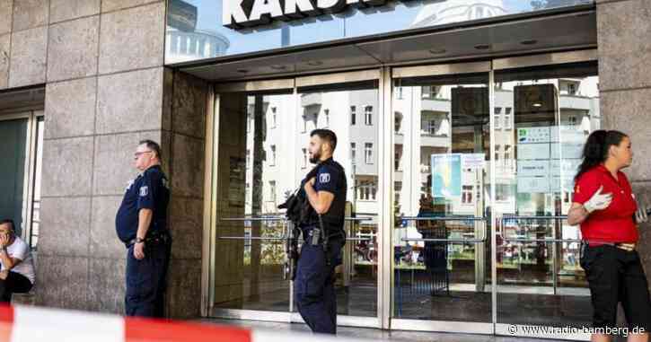 Banküberfall in Berlin-Neukölln: SEK durchsucht Karstadt