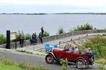 Zomer in Nederland: een bomvol vakantiepark in dat lege Friese dorp aan de einder