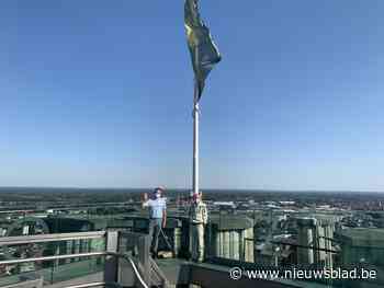 Oud-Scout Lucien (77) trotseert 538 treden om vlag te hijsen op Sint-Romboutstoren: “Afdalen blijft langer in de benen hangen”