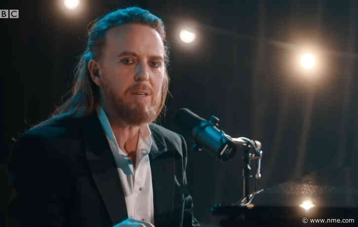 Watch Tim Minchin’s hilariously bleak original BAFTAs song