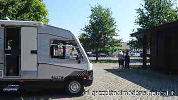 Modena Coppia vive al Parco Ferrari: «In camper tra siringhe, topi e degrado» - La Gazzetta di Modena