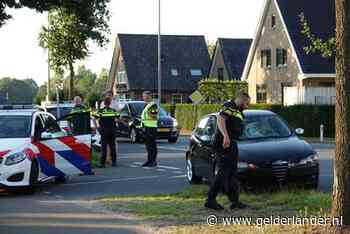 Hij bleef wachten, zij stak wél over: fietsster aangereden door auto in Lunteren