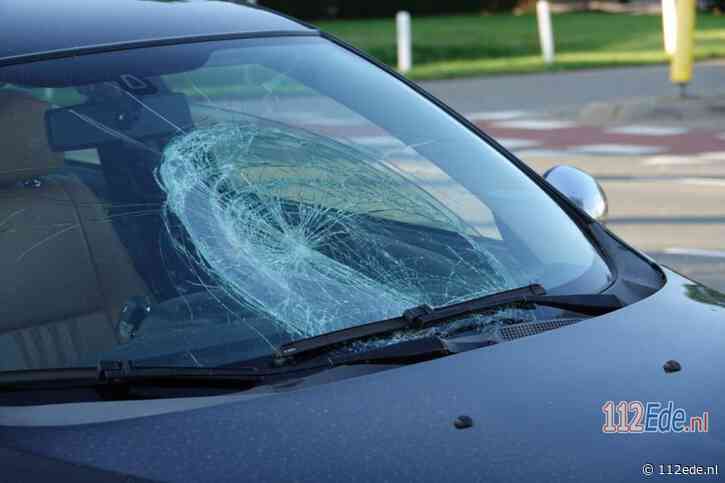 Fietsster belandt op voorruit auto na aanrijding op kruising in Lunteren