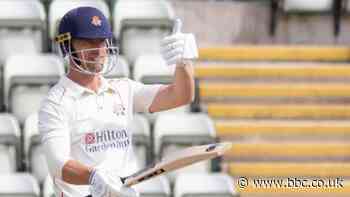 Leicestershire v Lancashire: Dane Vilas hits 90 on day one at New Road