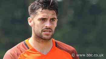 Stephen Hendrie: Morecambe sign Scottish defender on one-year deal