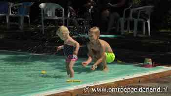 Tóch nog zwemmen: de kinderen in Dinxperlo kunnen hun geluk niet op - Omroep Gelderland