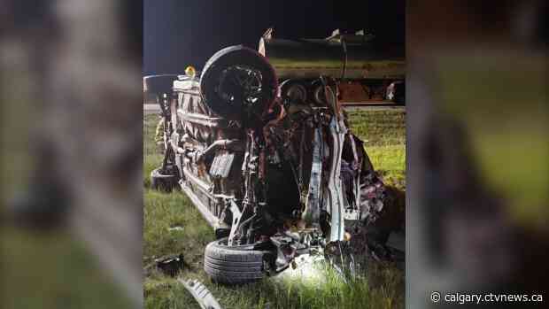 Calgary driver arrested after driving the wrong way on Hwy. 22, causing crash