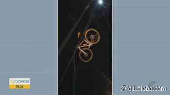 Bicicleta fica presa em rede elétrica de avenida em Americana, SP - G1