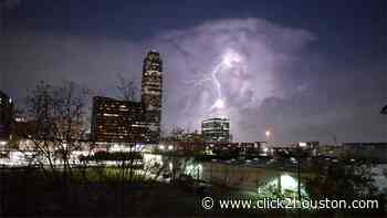5 striking photos capture lightning as storms move through Houston-area - KPRC Click2Houston