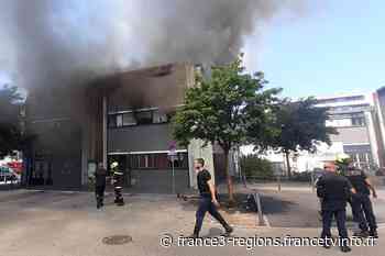 Grenoble : un violent incendie détruit un bâtiment municipal occupé par une quarantaine de demandeurs d'asile - France 3 Régions