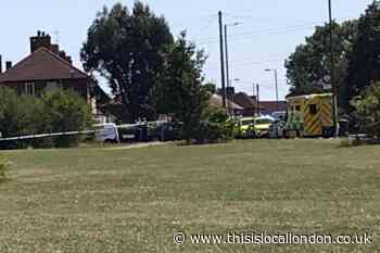 Man stabbed in broad daylight in Morden