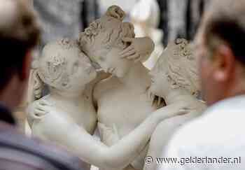 Man gaat in museum op beeld zitten voor een selfie en breekt twee tenen af