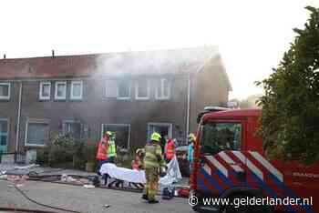 Vrouw zwaargewond door brand in Arnhem, ruiten klappen uit woning