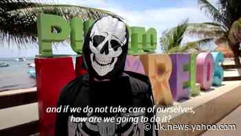 "Death" wanders around the beaches of Mexico