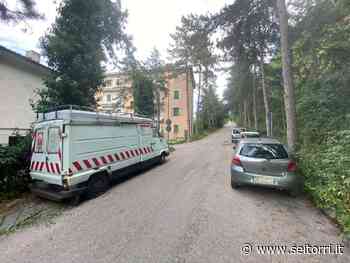 Salita dei Monti, rottami e erba alta: brutto biglietto da visita per il simbolo della città - Maurizio Silla