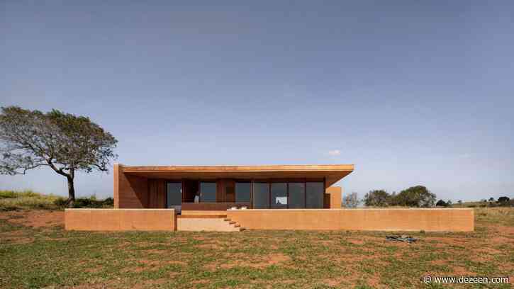 Arquipélago Arquitetos builds low-slung Brazilian house with rammed earth