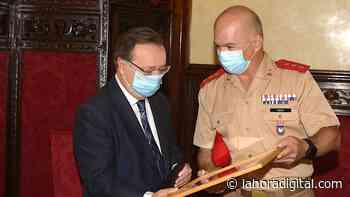 Vivas recibe al coronel Bueno de Regulares, jefe del contingente destacado en Irak - https://lahoradigital.com/