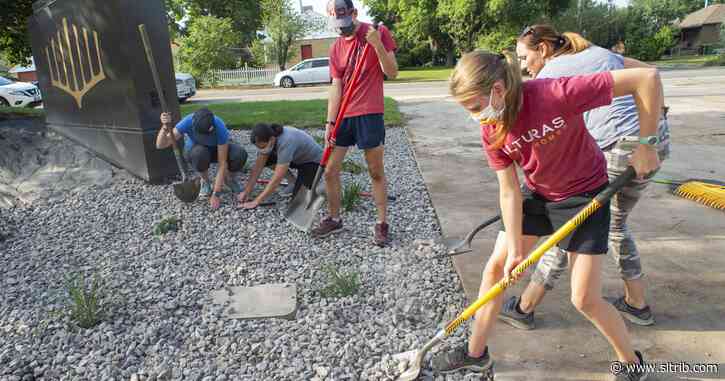 Latter-day Saint volunteers help xeriscape Salt Lake City Jewish synagogue in interfaith project