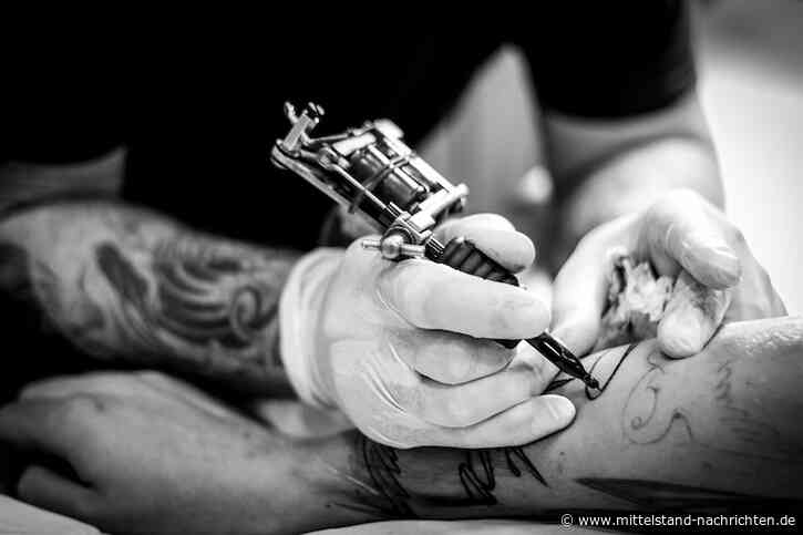 Körperkunst bald nur noch in Schwarz-Weiß? Die EU will Tattoofarben verbieten