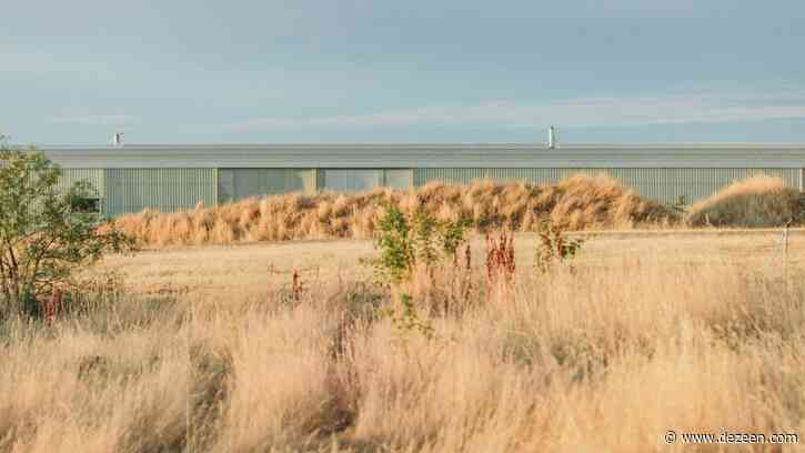 Longhouse by Partners Hill spans 110 metres across Australian bushland