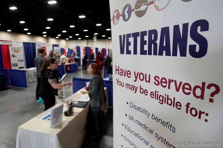 U.S. weekly jobless claims fall, labour market struggling as COVID-19 epidemic spreads