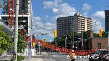 Crane collapse in downtown Toronto narrowly avoids bystander: firefighter