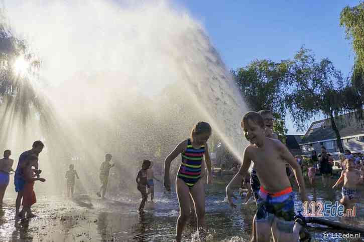 Brandweer zorgt voor verkoeling bij speelplaats Rietsigaar in Ede