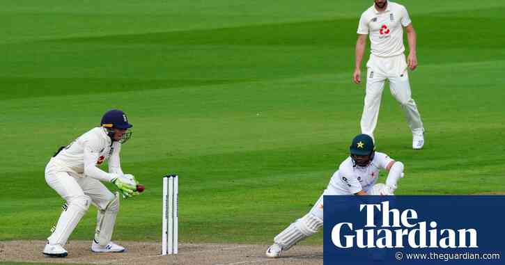 Jos Buttler left muttering into his fallible gloves after difficult day | Andy Bull