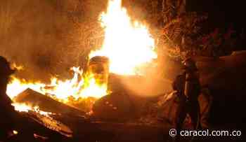 Bomberos controlan incendio en un taller de estibas en Marinilla - Caracol Radio