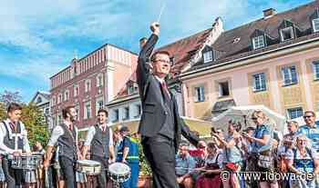 Dirigent im Gespräch: Stadtkapelle gibt bei Volksfestzug den Ton vor - idowa