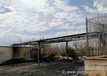 Incendio notturno in un deposito di legna a Casarano: distrutti anche un'auto e un furgone - Piazzasalento
