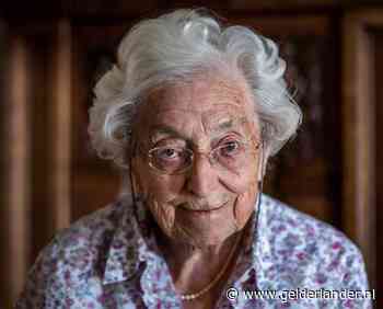 Eveline (100) is al 80 jaar lid van vrouwenclub YWCA: ‘Ik probeer up-to-date te blijven’